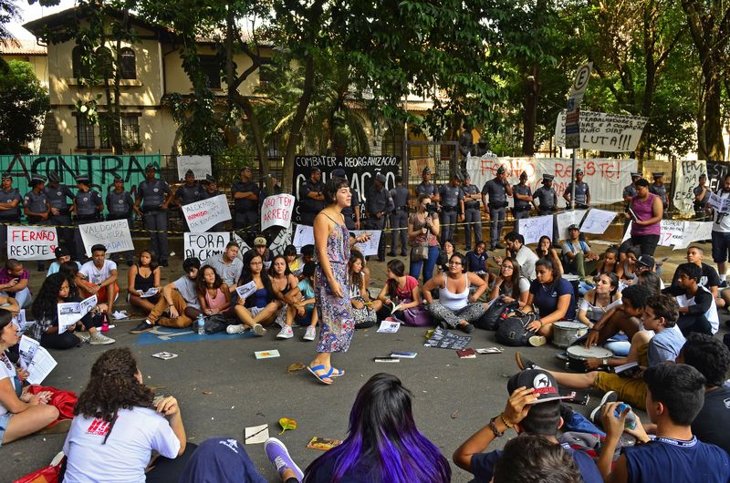 São Paulo - Protesto de alunos em frente a Escola Estadual Fernão Dias Paes contra a reorganização das instituições de ensino proposta pela Secretaria Estadual de Educação (Rovena Rosa/Agência Brasil)
