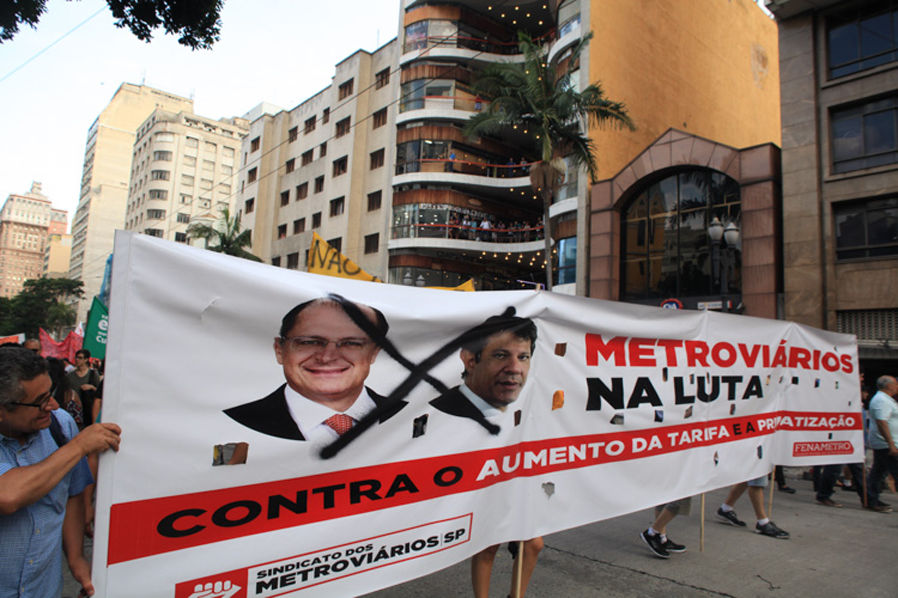 São Paulo (SP), 08/01/2016 - Protesto contra o aumento das tarifas dos transportes em São Paulo reuniu milhares de pessoas no centro da capital e terminou em confronto entre policiais militares e os manifestantes. Foto: Paulo Iannone/FramePhoto