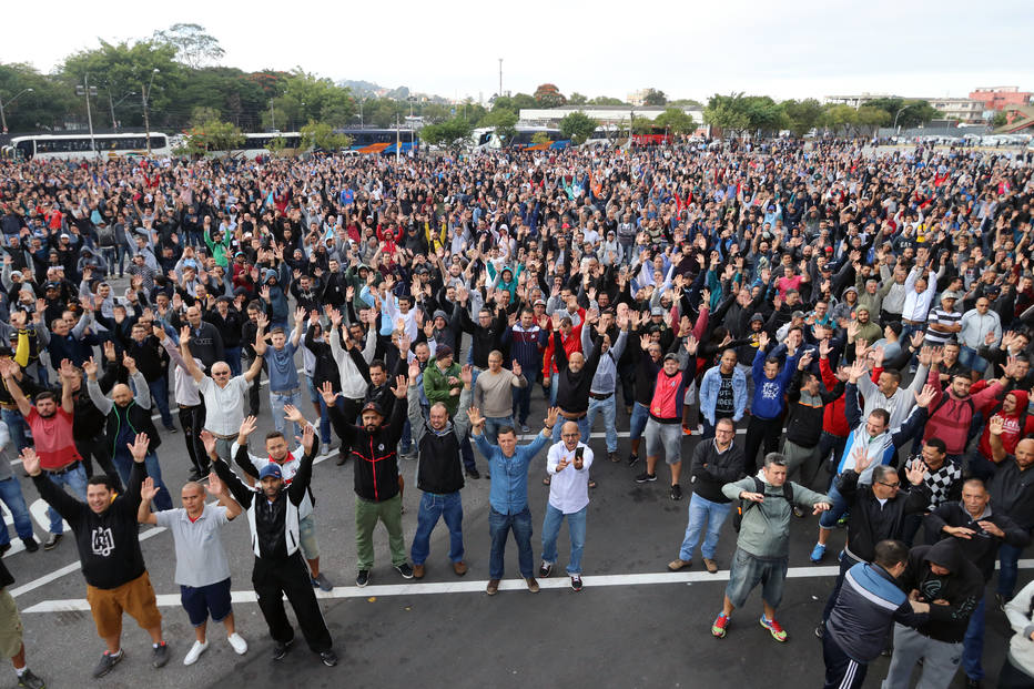 Em assembleia realizada na manhã de segunda-feira, 14, os trabalhadores na Mercedes-Benz, em São Bernardo do Campo, aprovam greve. Fotos: Edu Guimarães/SMABC